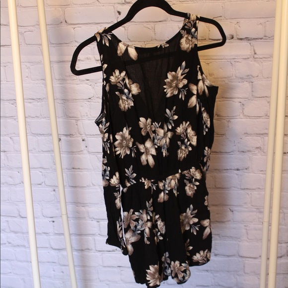 One ❤️ Clothing Black Floral Cold Shoulder Romper - Picture 4 of 6